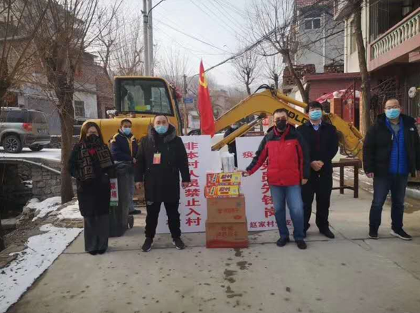 當(dāng)前，新型冠狀病毒的肺炎疫情防控形勢嚴(yán)峻，小區(qū)是城市治理的基本單元，物業(yè)更是疫情防控的第一戰(zhàn)線。疫情就是命令，防控就是責(zé)任，為打贏這次防疫戰(zhàn)，三箭物業(yè)公司于1月23日便成立了應(yīng)對新型冠狀病毒疫情聯(lián)防聯(lián)控領(lǐng)導(dǎo)小組，明確分工，各司其職，把做好疫情防控工作作為當(dāng)前的首要任務(wù)，迅速安排各物管部積極采取防控措施，竭力守護(hù)業(yè)主、員工的健康安全，維護(hù)園區(qū)的和諧穩(wěn)定。